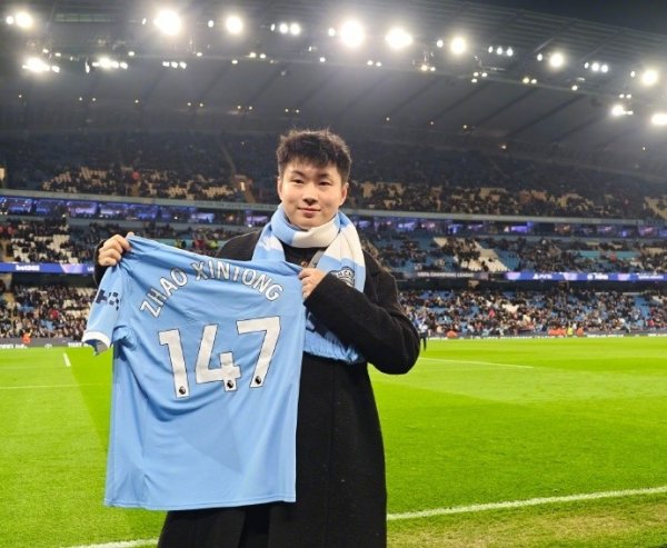 赵心童访谒曼城主场展示斯诺克世锦赛奖杯，并获赠147号球衣