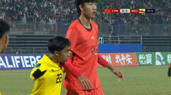 😶让我防他？赵松源争顶破门，文莱注释球员身高还不到他肩膀