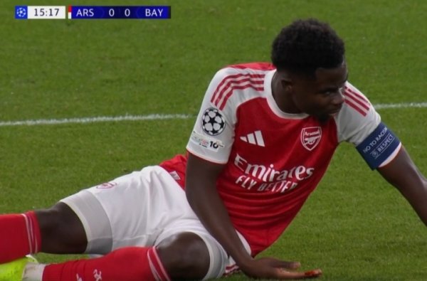 诺伊尔出击突围，萨卡鼻子被撞出血队医进场责罚