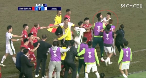 恶劣算作！曹永竞“环抱”敌手吃直红，球员素养裁判向前一齐劝架