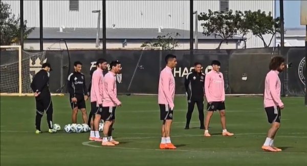 记者：梅西、苏亚雷斯和德保罗今天还原干涉迈阿密的合练