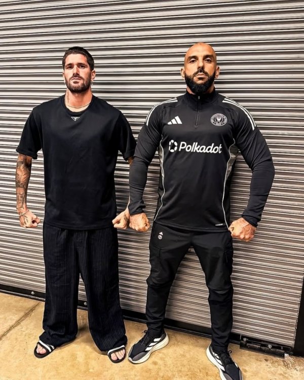 虎背熊腰😤凶神恶煞！德保罗与梅西保镖合影，迈阿密横着走组合