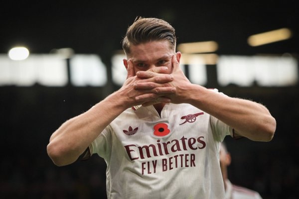 绝杀良机被廷伯抢先顶偏，赖特：约克雷斯应高声喊叫，让廷伯闪开