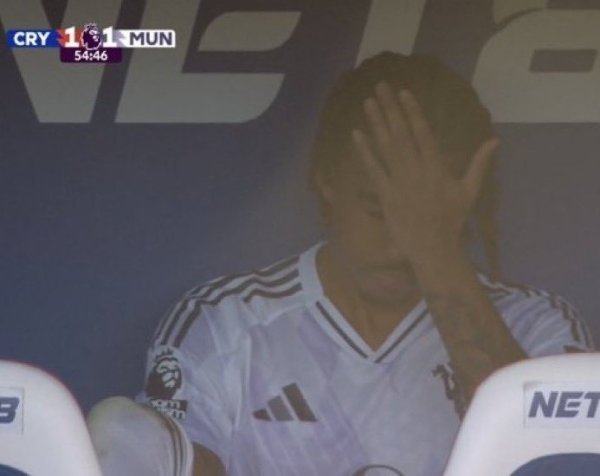 约罗送点后情感低垂，费迪南德发文饱读舞：年青东谈主，路还长！