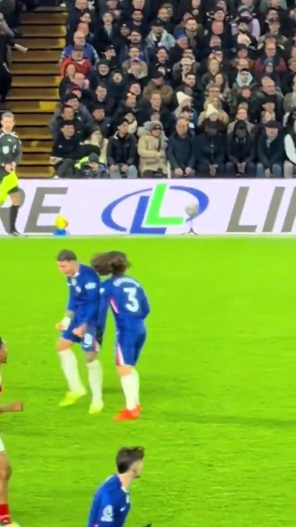 老队友不谅解😂恩佐阴毒踢倒马杜埃凯后，与库库沿路朝他咆哮